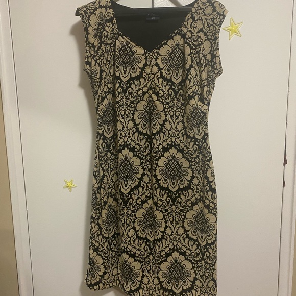 A patterned dress - Picture 2 of 5